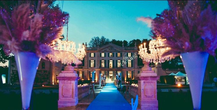 Entrée d'un château illuminée pour un mariage