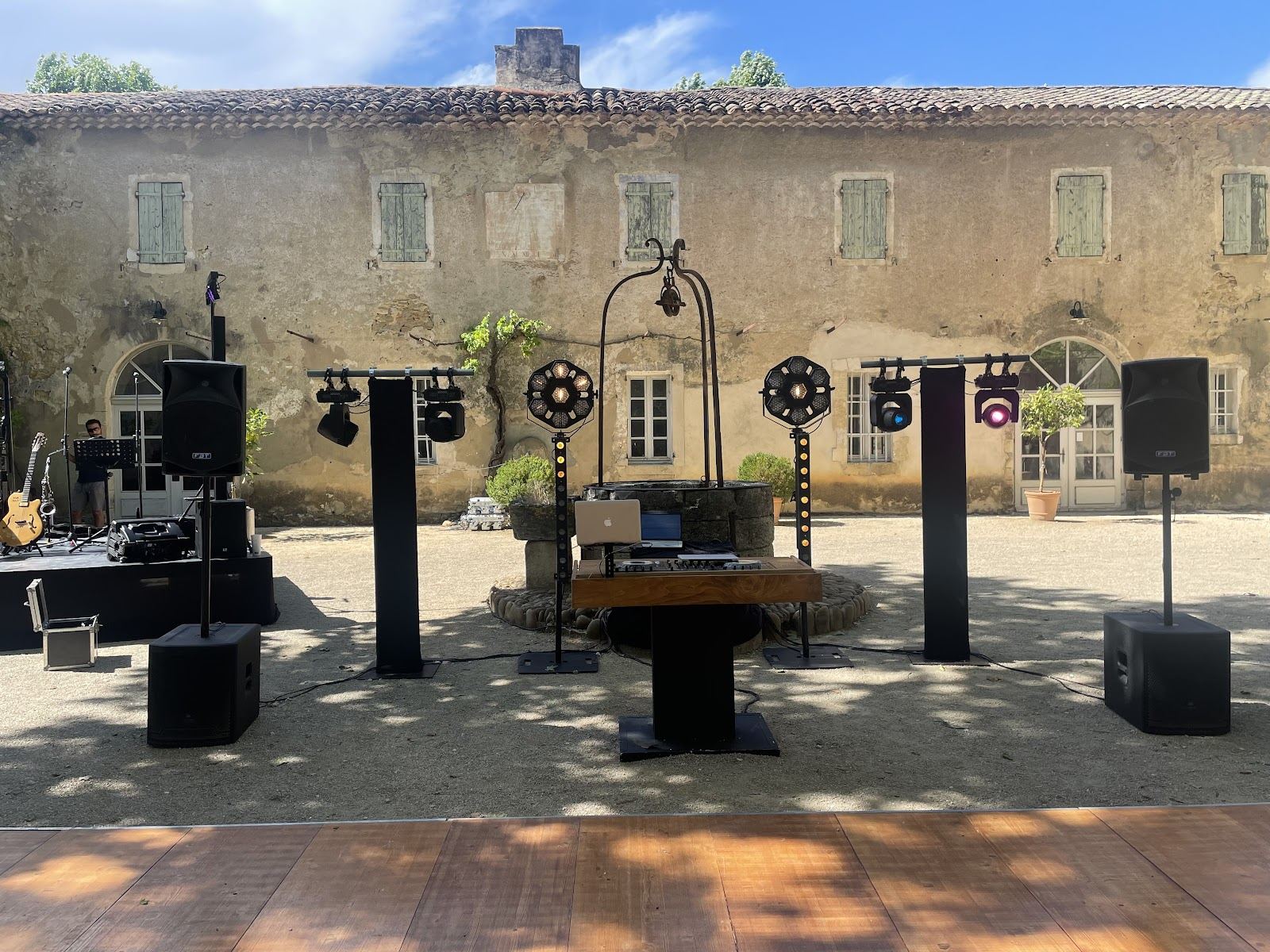 DJ MS Événement installé pour un mariage dans la cour d'un château provençal