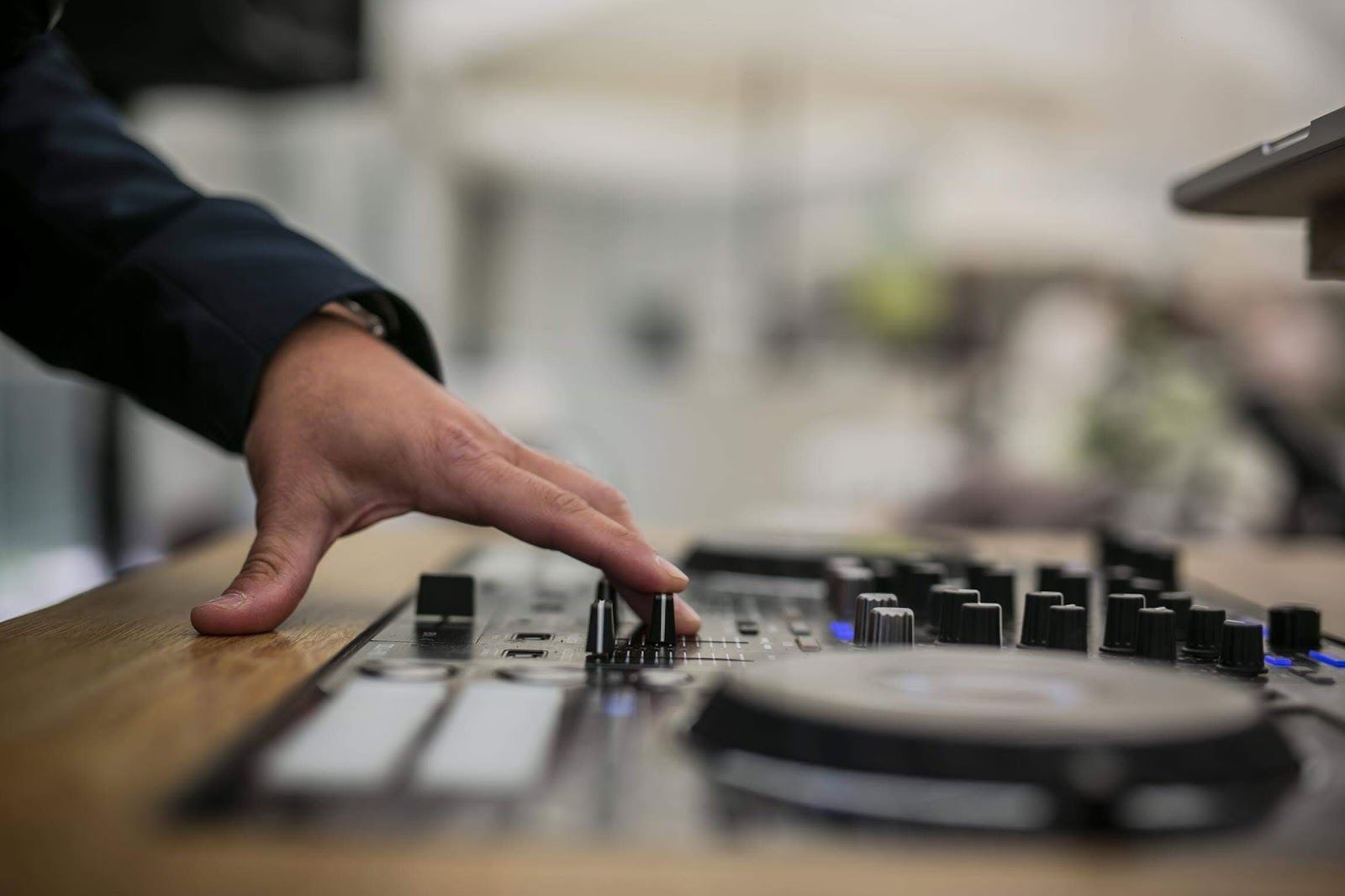 Main d'un DJ MS Événement sur la table de mixage