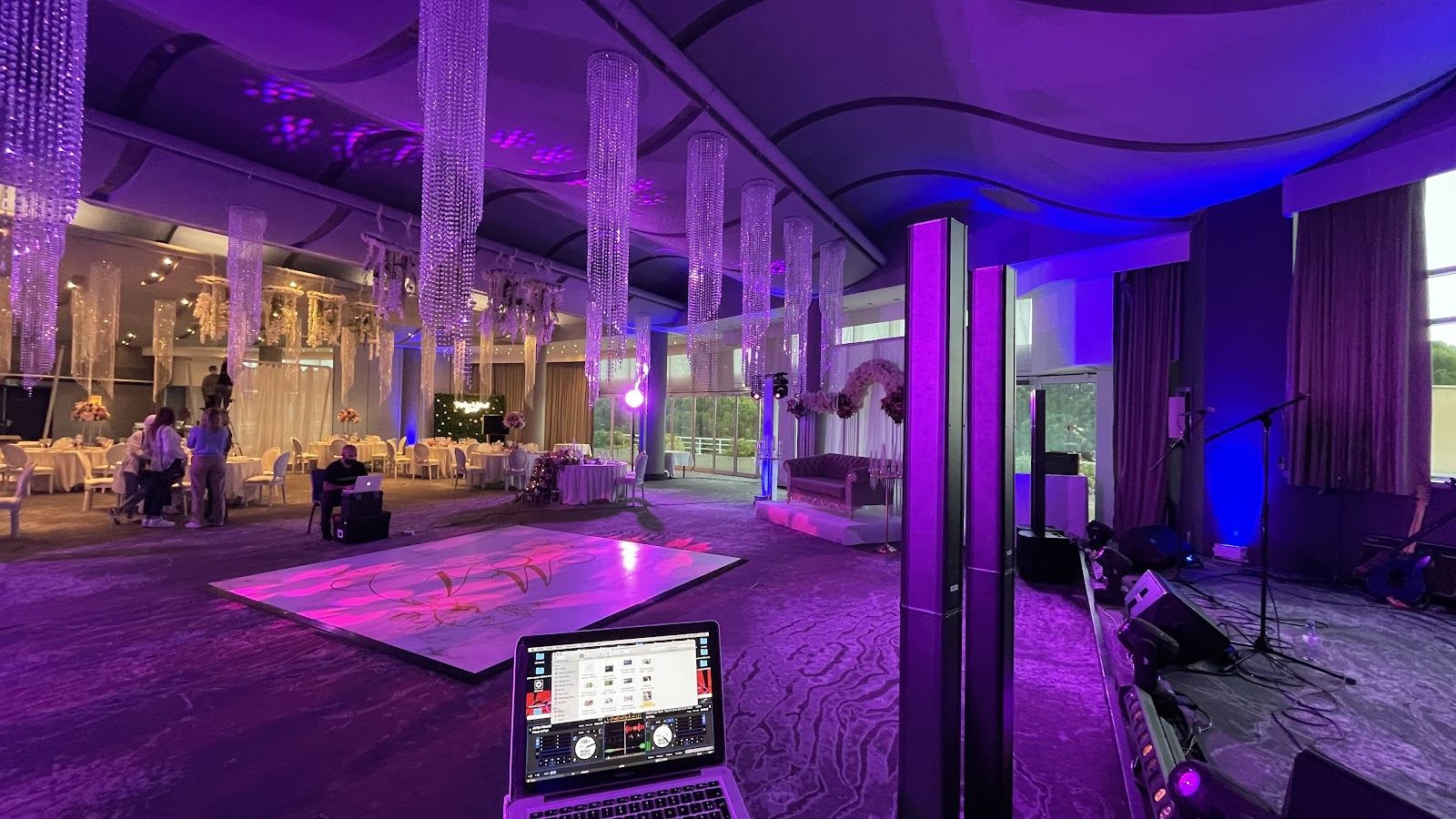 Salle de réception avec éclairage d'ambiance violet et piste de danse